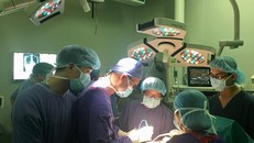 Các bác sỹ phẫu thuật cho bệnh nhân. (Ảnh: PV/Vietnam+)