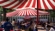 Ngày 10/8, ĐH Bách khoa Hà Nội đón khoảng 1.400 tân sinh viên đến đăng ký nhập học trực tiếp. Ảnh: Trần Văn Tớp.