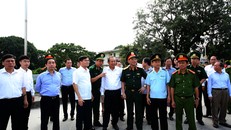 Phó Thủ tướng Thường trực Chính phủ Trương Hòa Bình thị sát công tác phòng chống buôn lậu tại Móng Cái. Ảnh VGP/Lê Sơn