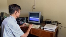 Cán bộ Trạm địa chấn Điện Biên kiểm tra giản đồ cường độ trận động đất. (Ảnh: Phan Tuấn Anh/TTXVN)