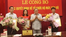 Chủ tịch Hội Nông dân Việt Nam Thào Xuân Sùng trao quyết định bổ nhiệm lãnh đạo Cơ quan Ủy ban Kiểm tra Trung ương Hội Nông dân Việt Nam.