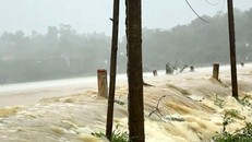 Nước lên cao làm ngập cánh đồng, đường giao thông tại huyện miền núi Thạch Thành (Thanh Hóa). (Ảnh: Đình Nam/TXVN)