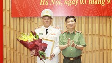 Thứ trưởng Nguyễn Văn Sơn trao quyết định và chúc mừng Thiếu tướng Nguyễn Khắc Thủy, tân Cục trưởng Cục Y tế.