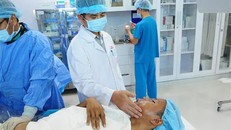 Bác sỹ thăm khám cho bệnh nhân sau can thiệp. (Ảnh: TTXVN)