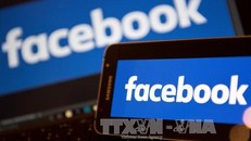 Biểu tượng Facebook trên màn hình điện thoại và máy tính. Ảnh: AFP/TTXVN