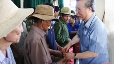 Đồng chí Trần Quốc Vượng động viên, tặng quà hộ nghèo trên địa bàn thôn Bồng Giang 1, xã Đức Giang. Ảnh: Báo Hà Tĩnh