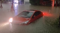 Nhiều phương tiện mắc kẹt trong nước ngập tại TP Thái Nguyên. Ảnh: OFFB.