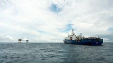 Tàu Cảnh sát biển 8001 (Bộ Tư lệnh Vùng Cảnh sát biển 3) làm nhiệm vụ tại khu vực nhà giàn DK1/15 thuộc cụm Phúc Nguyên. (Ảnh: Lâm Khánh/TTXVN)