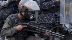 Trong ảnh: (tư liệu) Lực lượng an ninh Venezuela triển khai gần khu vực biên giới giữa Colombia và Venezuela ngày 25/2. (Nguồn: AFP/TTXVN)