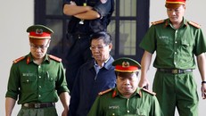 Trong ảnh: Bị cáo Phan Văn Vĩnh được cơ quan chức năng dẫn giải ra tòa trong phiên xử sơ thẩm ngày 13/11/2018. (Ảnh: Trung Kiên/TTXVN)