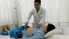 Bác sĩ thăm khám cho thai phụ trước khi xuất viện. Ảnh bệnh viện cung cấp.