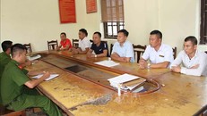 Các đối tượng tại cơ quan điều tra. Ảnh: Đinh Tuấn/TTXVN