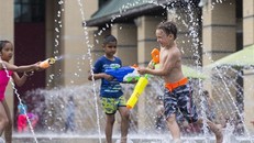 Trẻ em giải nhiệt trong thời tiết nắng nóng tại Ontario, Canada, ngày 5/7. (Nguồn: THX/TTXVN)