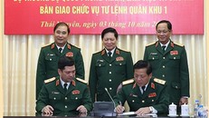 Đại tướng Ngô Xuân Lịch và lãnh đạo Tổng cục Chính trị, Bộ Tổng Tham mưu chứng kiến Lễ ký Biên bản bàn giao Tư lệnh Quân khu 1 giữa Trung tướng Trần Hồng Minh và Thiếu tướng Nguyễn Hồng Thái. Ảnh BQP