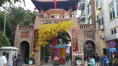 Tuần lễ văn hóa du lịch thương mại làng nghề Vạn Phúc. (Ảnh: Đinh Thuận/TTXVN)