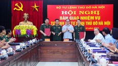 Bí thư Thành ủy Hoàng Trung Hải và Thượng tướng Phan Văn Giang chúc mừng hai đồng chí Nguyễn Hồng Thái và Nguyễn Quốc Duyệt.