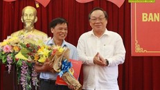 Đồng chí Lê Diễn trao quyết định và chúc mừng đồng chí Nguyễn Bá Ba.