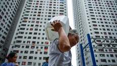 Do là nguồn cung cấp lớn cho nhiều quận, huyện của Hà Nội nên ngay khi sự cố nhiễm bẩn xảy ra với Viwasupco, nhiều khu vực đã lâm vào cảnh thiếu nước sạch trầm trọng. (Ảnh: Minh Sơn/Vietnam+)