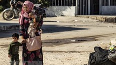Người dân Syria tới thành phố Tal Tamr, ngoại ô Hasakeh, sau khi phải rời bỏ nhà cửa tránh chiến sự tại thị trấn Ras al-Ain ngày 15/10/2019. (Nguồn: AFP/TTXVN)