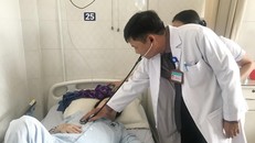 Một nữ bệnh nhân bị nhiễm toan lactic nặng đang điều trị tại Bệnh viện Thống Nhất sau khi uống viên tiểu đường hoàn bị Bộ Y tế cấm lưu hành. (Ảnh: Đinh Hằng/TTXVN)