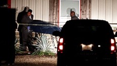 Thi thể nạn nhân được đưa ra khỏi hiện trường vụ xả súng tại Mỹ. (Nguồn: mirror)