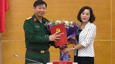 Bí thư Tỉnh ủy Ninh Bình Nguyễn Thị Thanh trao quyết định và chúc mừng Đại tá Đinh Công Thanh.