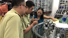 Kiểm tra tại Cửa hàng kinh doanh đồng hồ trong Trung tâm thương mại Sài Gòn Square