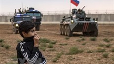 Binh sỹ Nga tham gia tuần tra chung với binh sỹ Thổ Nhĩ Kỳ tại Hasakeh, Syria. (Ảnh: AFP/TTXVN)