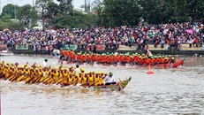 Các ghe Ngo đua tài quyết liệt.