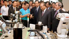 Thủ tướng Nguyễn Xuân Phúc và các đại biểu tham quan triển lãm kỹ năng nghề trong khuôn khổ sự kiện. Ảnh: VGP/Quang Hiếu