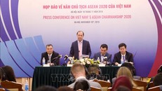 Thứ trưởng Bộ Ngoại giao Nguyễn Quốc Dũng, Tổng thư ký Ủy ban Quốc gia ASEAN 2020 và đại diện các Tiểu ban tham dự họp báo. Ảnh: Lâm Khánh/TTXVN