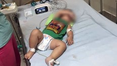 Cháu T.Q.H (con út của anh C và chị Q) khi đang điều trị tại Bệnh viện Nhi Trung ương. Ảnh: GĐCC.