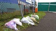 Đặt hoa tưởng niệm các nạn nhân xấu số trong vụ xe container chở 39 thi thể tại lối vào khu công nghiệp Waterglade ở Grays, hạt Essex, Anh ngày 26/10/2019. (Ảnh: PA/TTXVN)