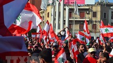 Người biểu tình phản đối Chính phủ tuần hành tại Tripoli, Liban ngày 21/10/2019. (Nguồn: THX/TTXVN)