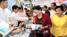 Chủ tịch Quốc hội Nguyễn Thị Kim Ngân thăm các gian hàng của Hội chợ. Ảnh: Trọng Đức/TTXVN