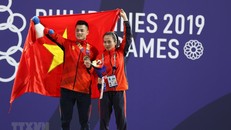 VĐV Lại Gia Thành và Vương Thị Huyền mang về hai tấm HCV quý giá cho cử tạ Việt Nam. Ảnh: Hoàng Linh/TTXVN