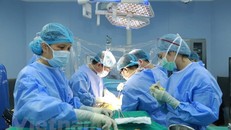 Các bác sỹ thực hiện ca ghép gan cấp cứu. (Ảnh: PV/Vietnam+)