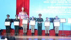Thượng tướng Trần Quang Phương trao tặng bằng khen cho các cá nhân, tập thể có thành tích xuất sắc trong tham gia nhiệm vụ gìn giữ hòa bình Liên hợp quốc. (Ảnh: Xuân Khu/TTXVN)