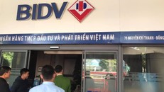 Đám cháy xuất phát từ ngân hàng BIDV Nguyễn Chí Thanh, Hà Nội. Ảnh Tuấn Linh