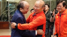 Thủ tướng Nguyễn Xuân Phúc đón Huấn luyện viên trưởng Đội tuyển bóng đá nam U22 Park Hang-seo. Ảnh: VGP/Quang Hiếu