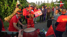 Người hâm mộ vây kín sân bay chờ tuyển Việt Nam