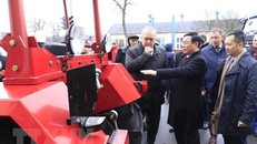 Phó Thủ tướng Vương Đình Huệ xem mẫu xe máy kéo nổi tiếng của nhà máy sản xuất ôtô MAZ của Belarus. (Ảnh: Trần Hiếu/TTXVN)