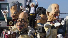 Xe diễu hành có hình Thủ tướng Bỉ Charles Michel và các chính trị gia khác tại lễ hội Aalast năm 2015. Ảnh: Reuters .