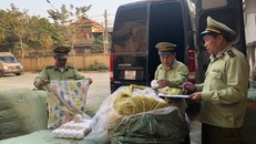 QLTT Lạng Sơn tạm giữ lô hàng may mặc và phụ kiện điện thoại trị giá hàng trăm triệu đồng