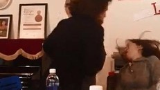 Hình ảnh phụ huynh tát nữ hiệu trưởng. Ảnh cắt từ clip.