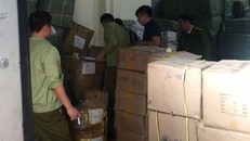 Lực lượng chức năng kiểm đếm hàng hóa tại kho hàng Công ty CP Thiết bị y tế Hải Nam
