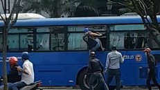 Nhóm thanh niên đập phá xe buýt.