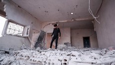 Hiện trường đổ nát sau một vụ không kích tại làng al-Haraki, tỉnh Idlib, Syria, ngày 1/12/2019. (Nguồn: AFP/TTXVN)