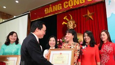 Bộ trưởng Phùng Xuân Nhạ trao bằng khen cho các giáo viên có thành tích xuất sắc trong công tác giáo dục mầm non. (Ảnh: Thanh Tùng/TTXVN)