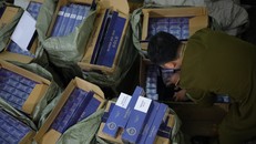 Hà Nội: Thu giữ 15.000 bao thuốc lá 3 số 555 nghi nhập lậu